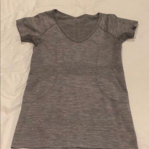 Lululemon rum swiftly short sleeve v-neck size 6